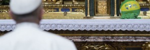Papa visita Basílica e deposita bola em altar