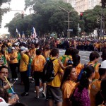 Fiéis aguardam passagem do Papa na Avenida Brasil