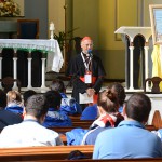 Cardeal Angelo Bagnasco fala aos jovens sobre missionariedade