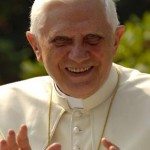 Porta-voz do Vaticano fala sobre 1º dia de Bento XVI após renúncia