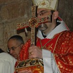 Cristãos veneram relíquia da Cruz de Cristo em Jerusalém