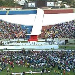 Jovens esperam por Bento XVI no Estádio do Pacaembu