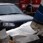 Avião cai na Dutra, bate em carro e motorista sobrevive
