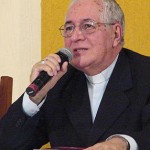 Dom Geraldo Lyrio é condecorado pelo governador de Minas