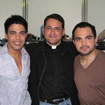 Padre Cleidimar abre show da dupla Zezé de Camargo e Luciano