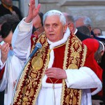 Bento XVI reza diante de monumento que recorda dogma