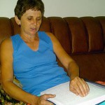 Cega de nascença é evangelizada através de livros da Canção Nova