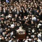 Funeral de arcebispo ortodoxo reune milhares de pessoas