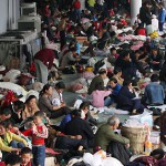 Vítimas do terremoto da China se abrigam em tendas