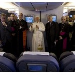 A bordo do avião Bento XVI  fala sobre AIDS e crise econômica