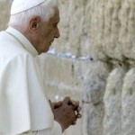 Papa deixa bilhete no Muro das Lamentações pedindo a paz