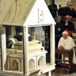 Bento XVI destaca exemplo de oração e caridade de Pe. Pio