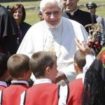 Crianças acolhem o Papa em seu primeiro dia de férias