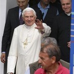 Papa deixa hospital após pequena cirurgia