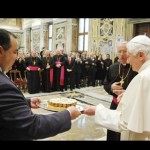 Papa diz que Igreja deve oferecer testemunho prático de santidade