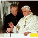 Saudação de Bento XVI a jovens em frente à Nunciatura de Lisboa