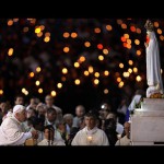 Papa em Portugal: Bento XVI reza o terço com peregrinos em Fátima