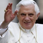 Sinal da cruz é abraço de Deus, diz Papa