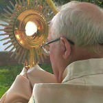 Católicos saem às ruas para proclamar fé em Jesus Eucarístico