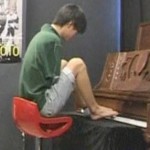 Pianista faz sucesso na China ao tocar piano com os pés