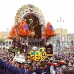 Irmãs Nazarenas realizam procissão do Senhor dos Milagres no Peru