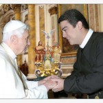 Bento XVI recebe imagem do Divino Pai Eterno por padre brasileiro
