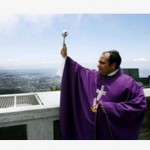 Turistas se unem em oração pelo Rio de Janeiro no Cristo Redentor