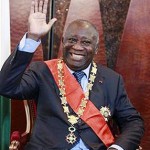 Costa do Marfim dá posse a novo presidente apesar de polêmica