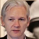 Fundador do WikiLeaks faz acusações antes de audiência em Londres