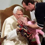 Papa leva presentes a crianças em hospital infantil