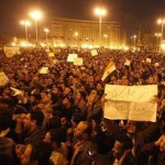 ElBaradei junta-se aos manifestantes na principal praça de Cairo
