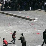 Partidários do governo perseguem manifestantes no Iêmen