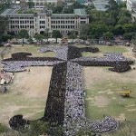 Filipinos formam cruz humana gigante e marcam início da Quaresma