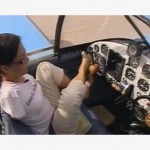 Jovem sem braços que pilota aviões presenteia Papa com sua medalha