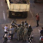 Após 5 dias de protestos, Exército ocupa praça central do Cairo