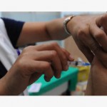Idosos chegam cedo aos postos para receber vacina contra gripe