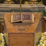 Urna com restos mortais de JPII é exposta para veneração