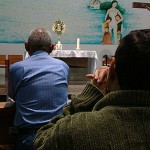 Fiéis passam noite em vigília para agradecer beatificação