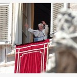 Santos e não os poderosos que levam esperança aos povos, diz Papa