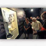 Bento XVI visita mostra dedicada ao Papa João Paulo II