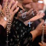 Filipinos rezam um milhão de rosários pela paz mundial