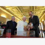 Papa visita exposição que reúne 600 obras de sua autoria