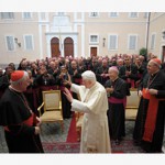 Bispos devem estar atentos para acolher novos carismas, diz Papa