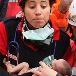 Bebê de duas semanas é resgatado de destroços na Turquia
