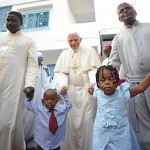 Bento XVI se reúne com crianças africanas