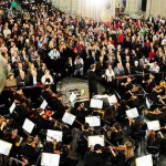 Luzes preparam cidade de São Paulo para o Natal