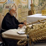 Raniero Cantalamessa faz sua primeira pregação diante do Papa