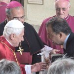 Bento XVI é presentado com miniatura do Cristo Redentor