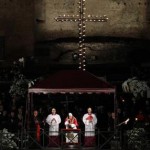 Na Cruz de Cristo encontramos a coragem para prosseguir, diz Papa