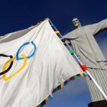 Em ato inter-religioso, Cristo Redentor recebe bandeira olímpica